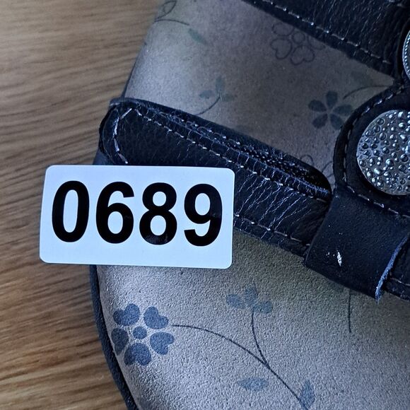 Taos Prize Slip On Black Leather Sandals 3 Strap Embellished Womens Size 9 EU 40 - Picture 12 of 12